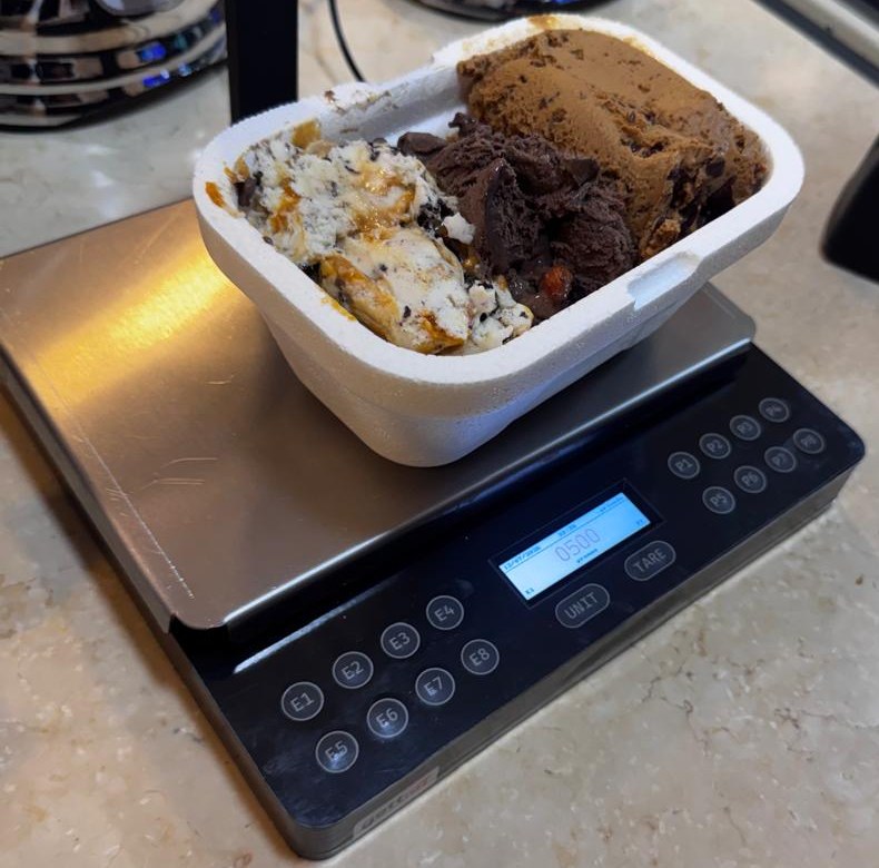 Pote de helado de medio kilo sobre la balanza, con la pantalla marcando 0500