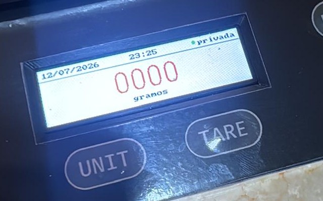 Pantalla de la balanza con fecha, hora, red y peso en gramos